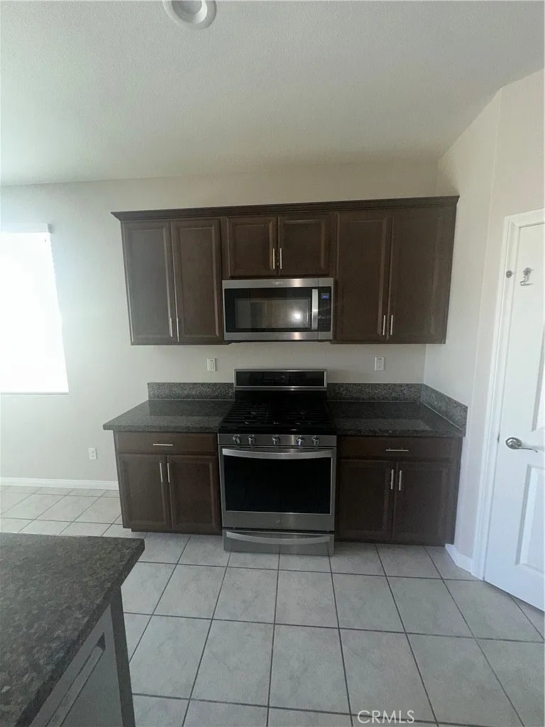 3 bed, 1959 sqft, $3,300 — Photo 3