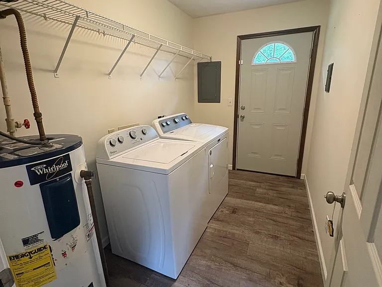 1711 Ridgewood Dr — Photo 2