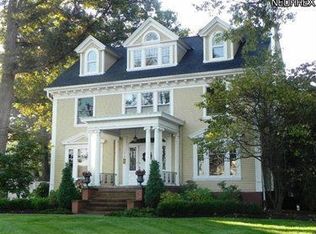 17859 Lake Rd, Lakewood, OH 44107