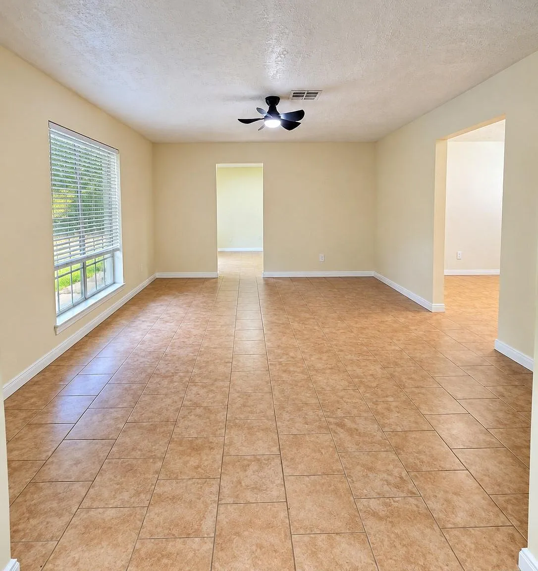 4 bed, 2.0 bath, 2306 sqft, $1,950 — Photo 3