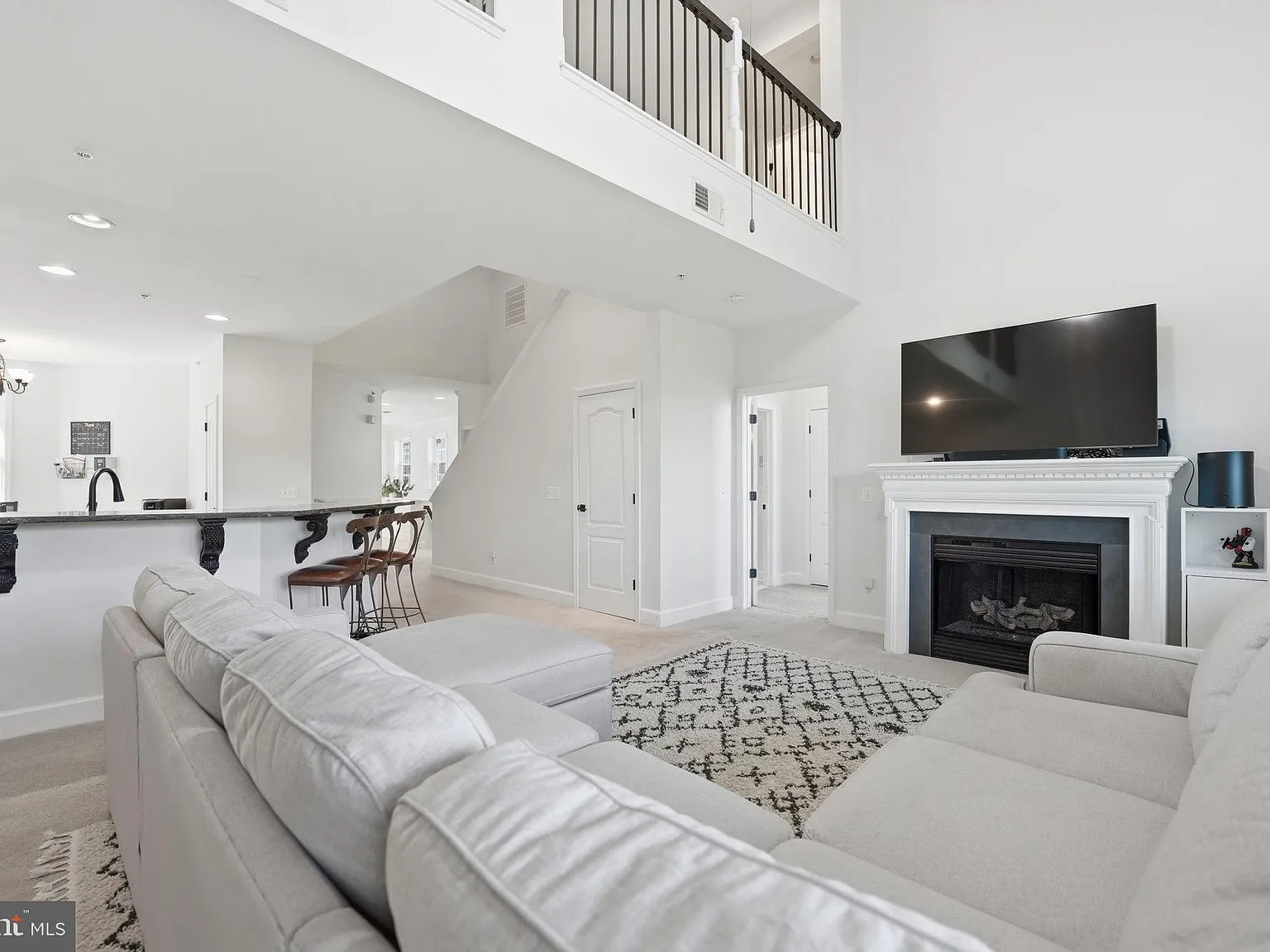 4 bed, 3.0 bath, 2283 sqft, $3,000 — Photo 1