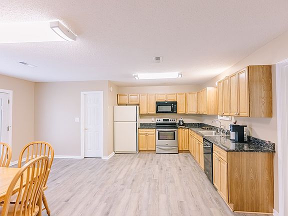 5th image of 147 Windflower Dr