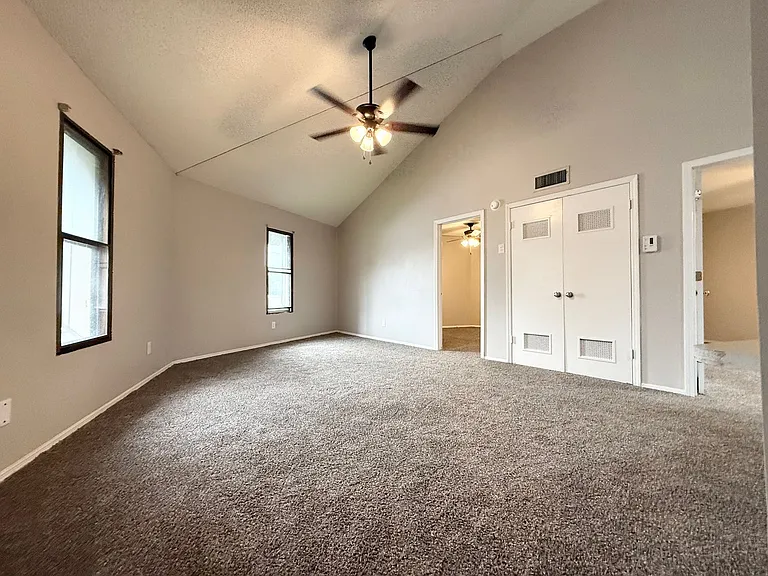 205 W Woodruff — Photo 3