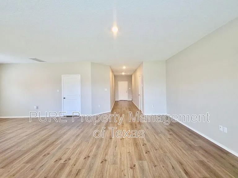 301 Freshwater Dr — Photo 5