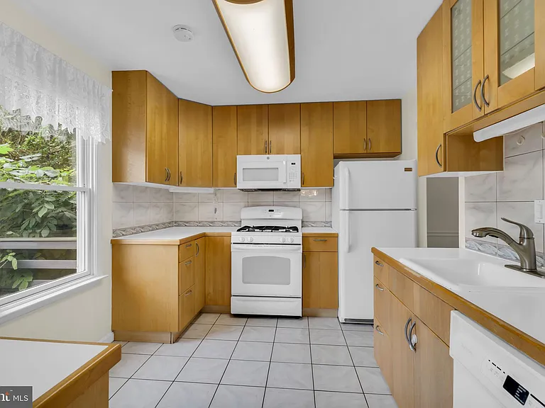 606 Northcliffe Dr — Photo 11