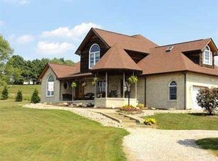 25 Longview Dr, Irwin, PA 15642