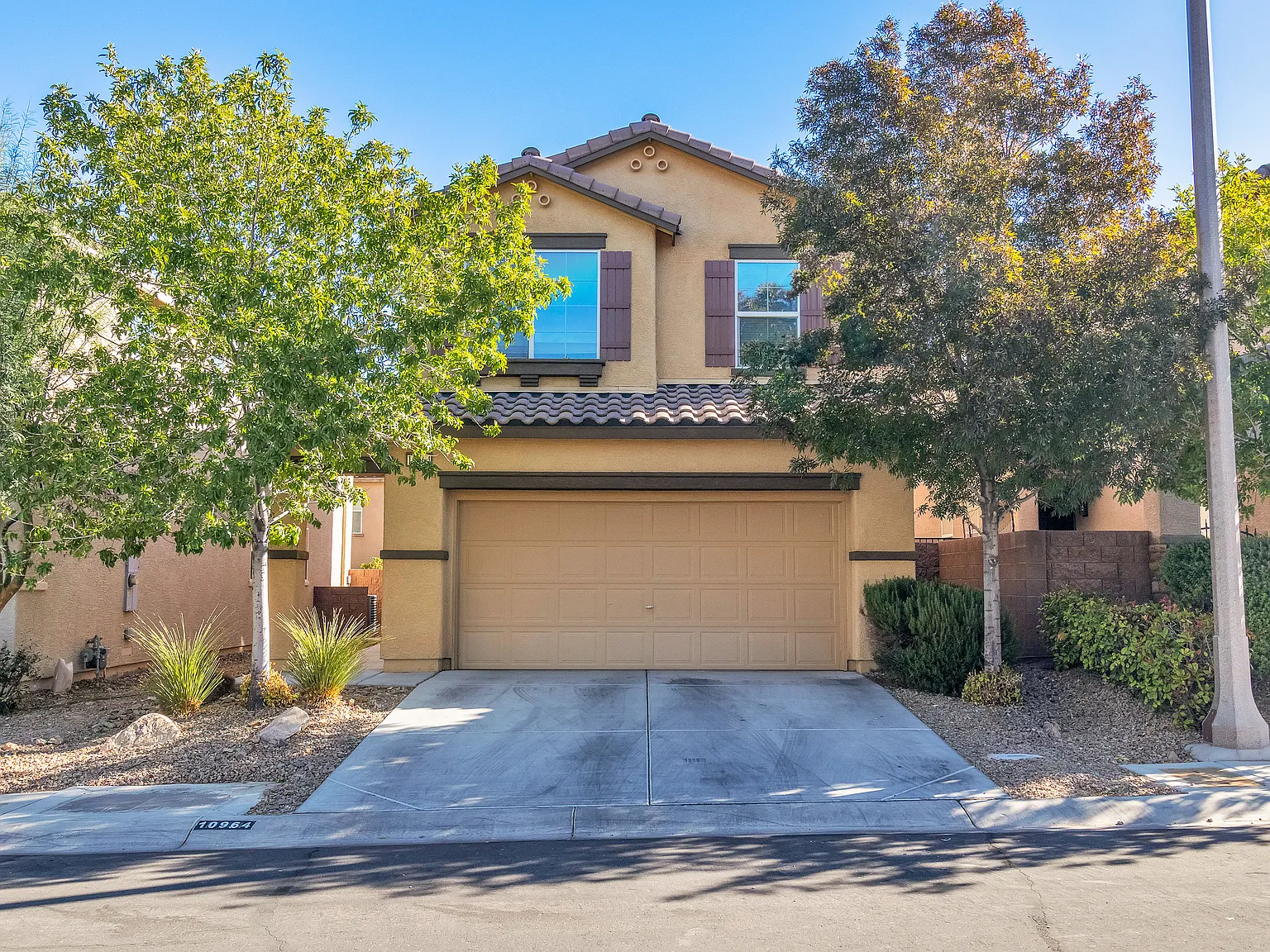 3 bed, 2.5 bath, 1826 sqft, $2,100 — Photo 2