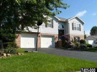 221 Overview Cir W, Red Lion, PA 17356