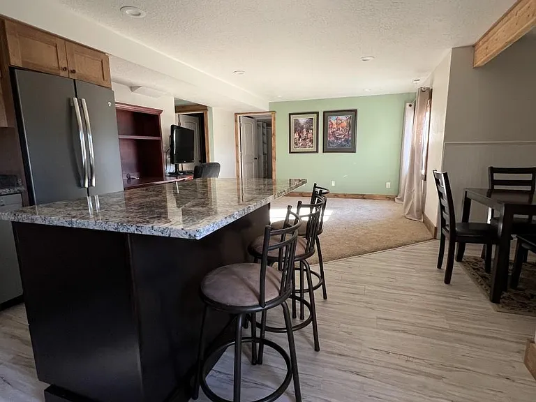 930 Hicken Ln — Photo 2