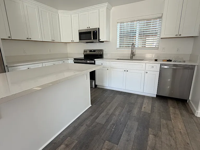 2252 Beach St — Photo 9