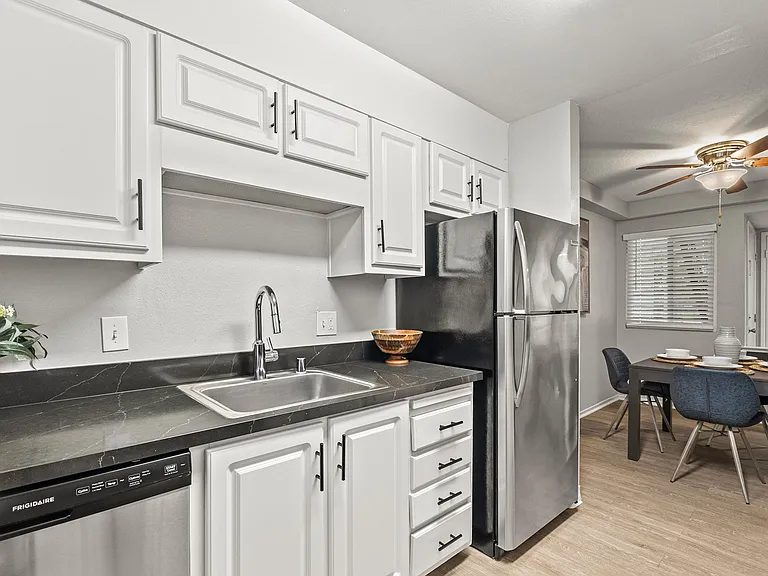 Kensington Park Apartments — Photo 14