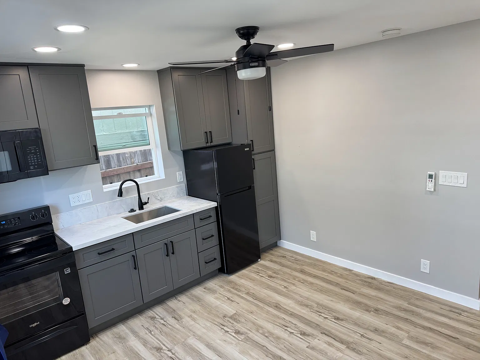 2428 Denver St — Photo 2