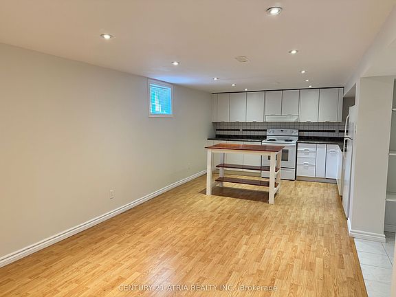 3rd image of 28 Willowhurst Cres #Basement