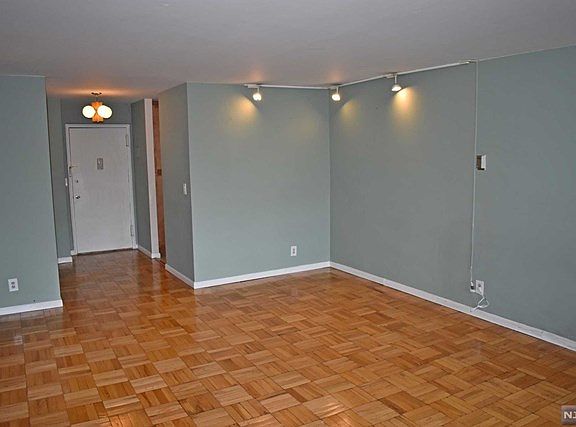 3rd image of 2100 Linwood Ave APT 3P