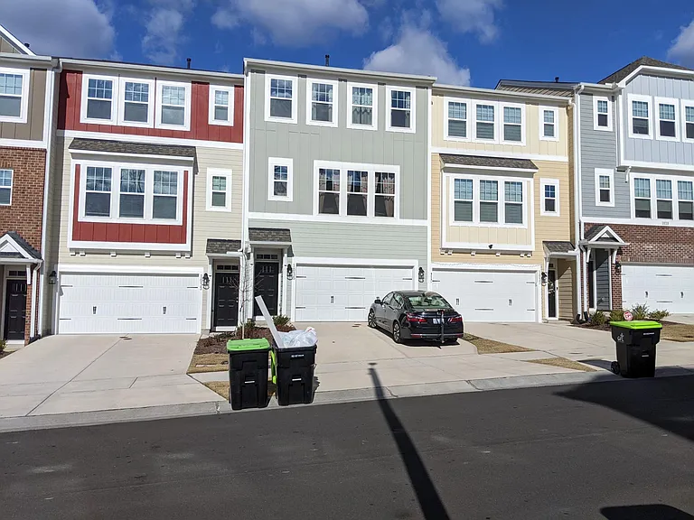 1035 Manorhaven Dr — Photo 2
