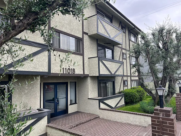11018 Moorpark Apartments — Photo 19
