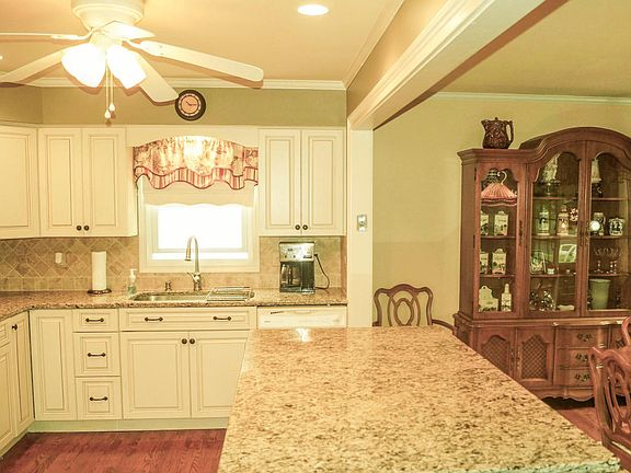 5th image of 63 Zeeland Dr