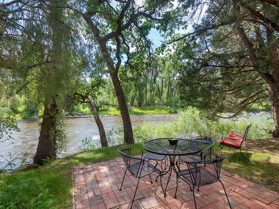 180 River Oaks Ln