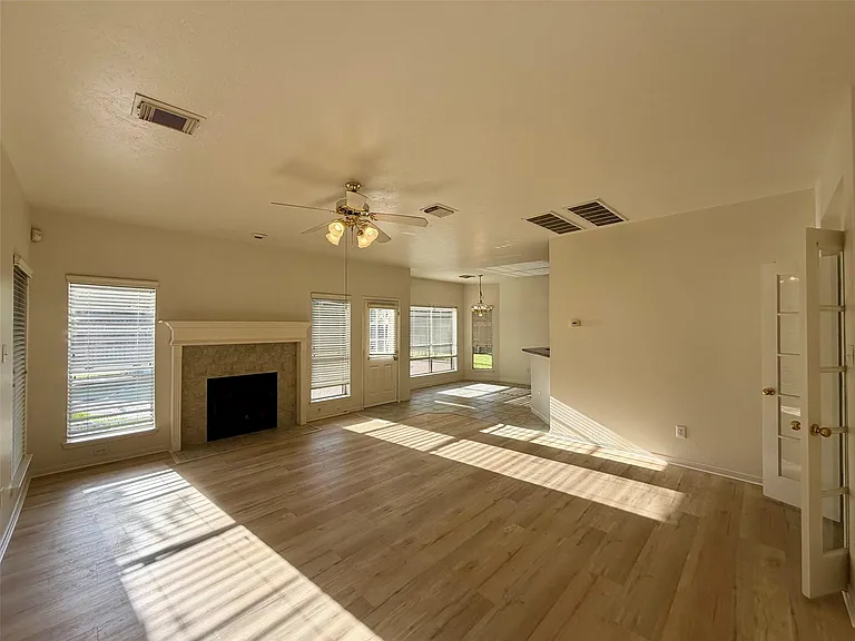 2317 Orleans Ln — Photo 10