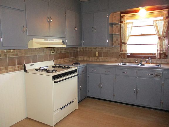 5th image of 303 W 6th St