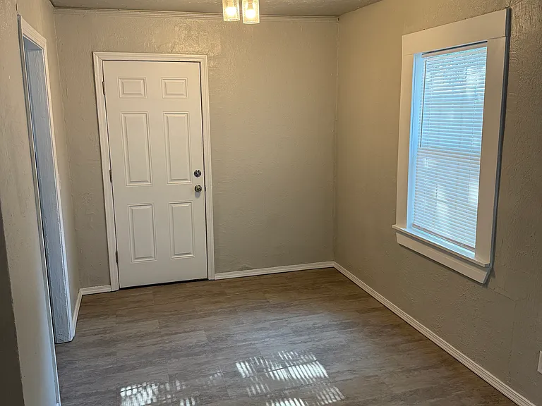 400 W Johnson St — Photo 16