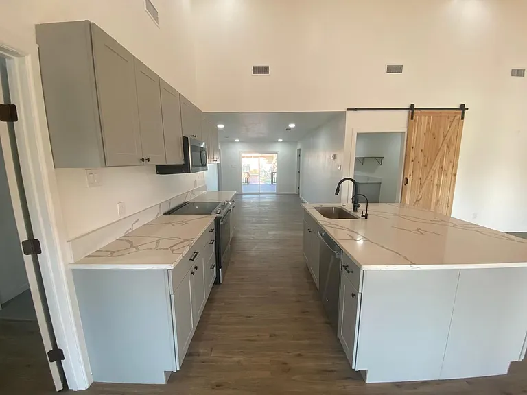 1506 Edwards St — Photo 6