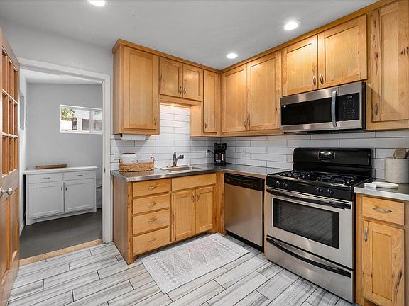 5th image of 2113 Thornton Rd
