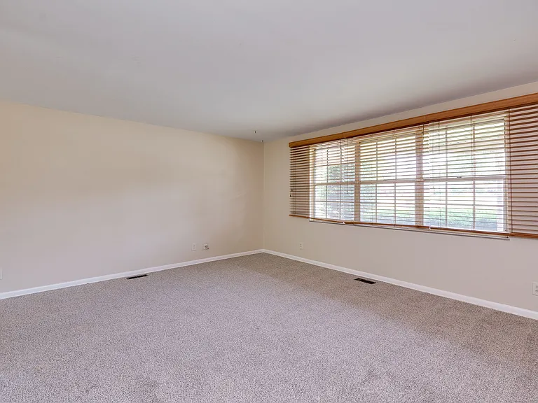 1210 Rona Parkway Dr — Photo 6