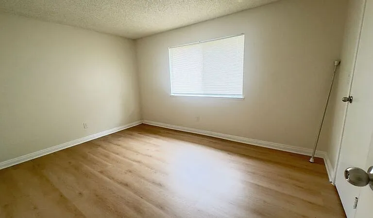 3026 Winfield Ave — Photo 6