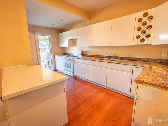 4th image of 269 Silzer St