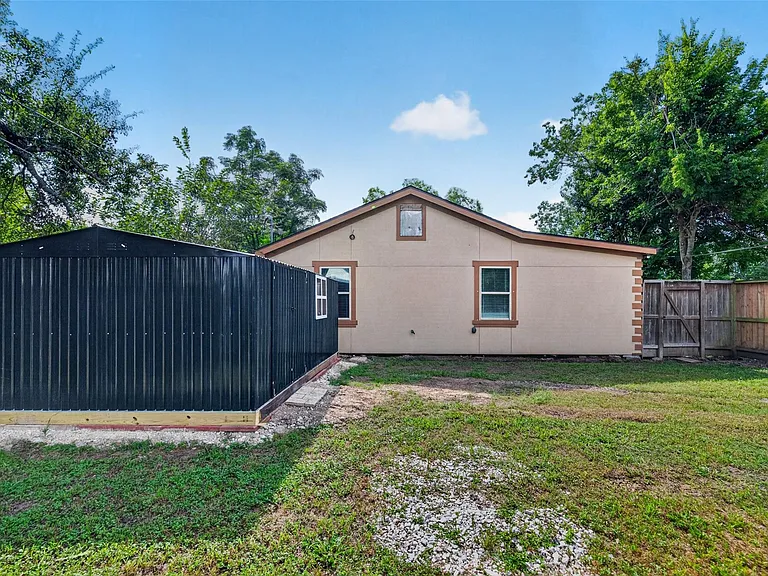 7030 Sidney St — Photo 31