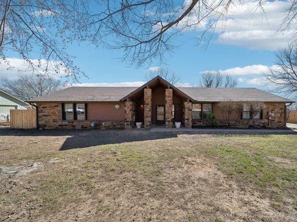 8371 Meadowside Ln, Tulsa, OK 74131