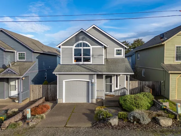 922 NW High St, Newport, OR 97365