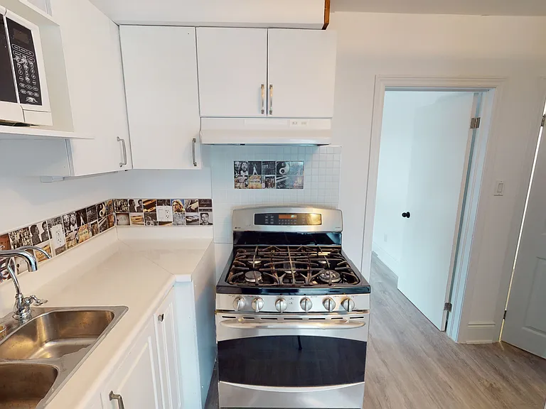 1152 Gerrard St E — Photo 21