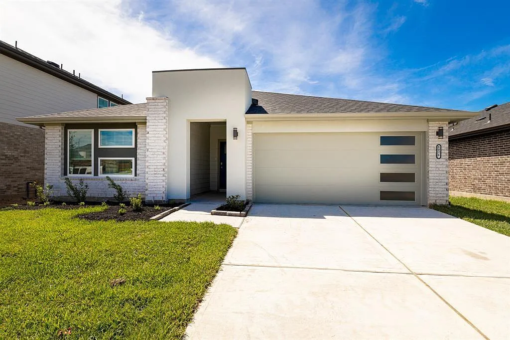 4 bed, 2.0 bath, 2031 sqft, $2,349 — Photo 2