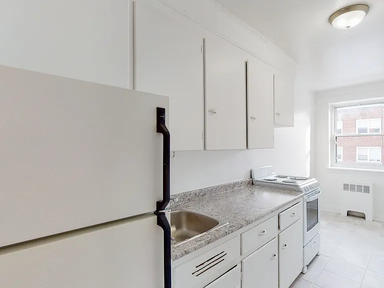 385 Besserer St — Photo 32