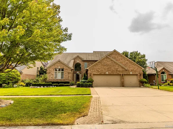 17224 Country Club Dr, Macomb, MI 48042