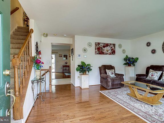 3rd image of 241 Finchingfield Ct