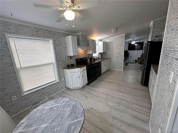 5th image of 416 Silver Maples Dr