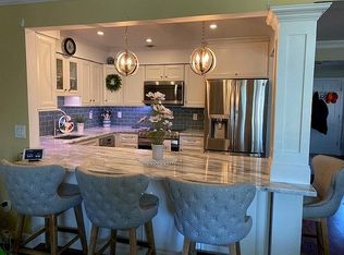 172 Cambridge Dr E, Copiague, NY 11726