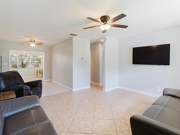 3rd image of 6212 Florida Cir W
