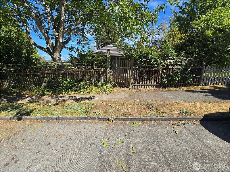 3rd image of 3456 23rd Avenue W