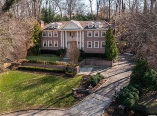 9 Walter Ln, Manhasset, NY 11030