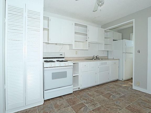 3rd image of 609 Phillips St