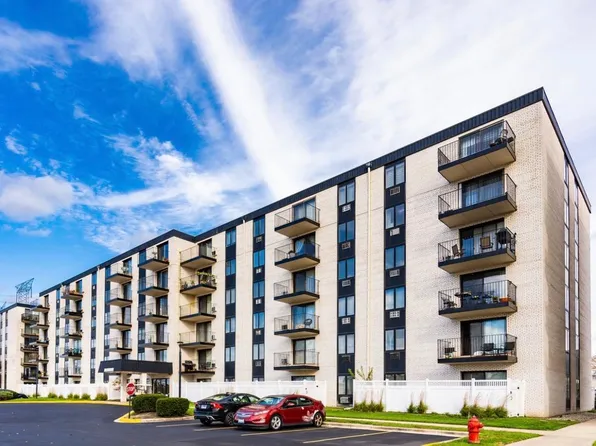 9737 N Fox Glen Dr, Niles, IL 60714