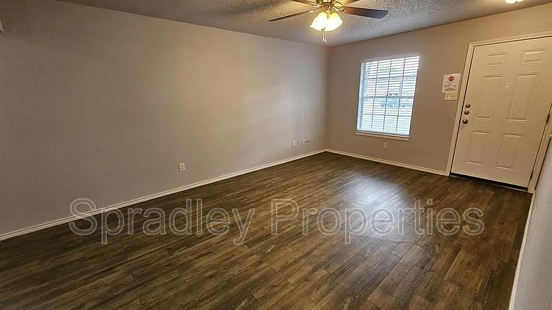 2 bed, 1.0 bath, 991 sqft, $1,100 — Photo 2