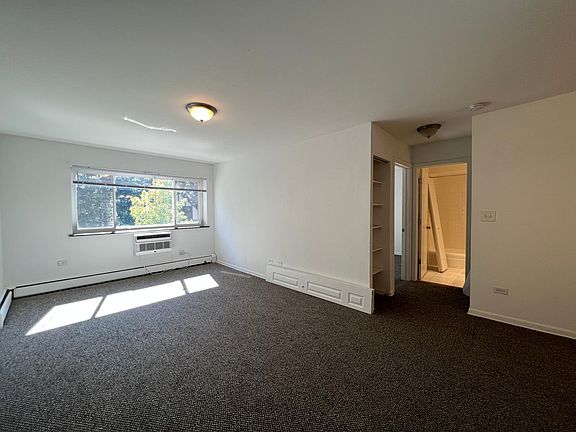4th image of 736 W Buena Ave #204