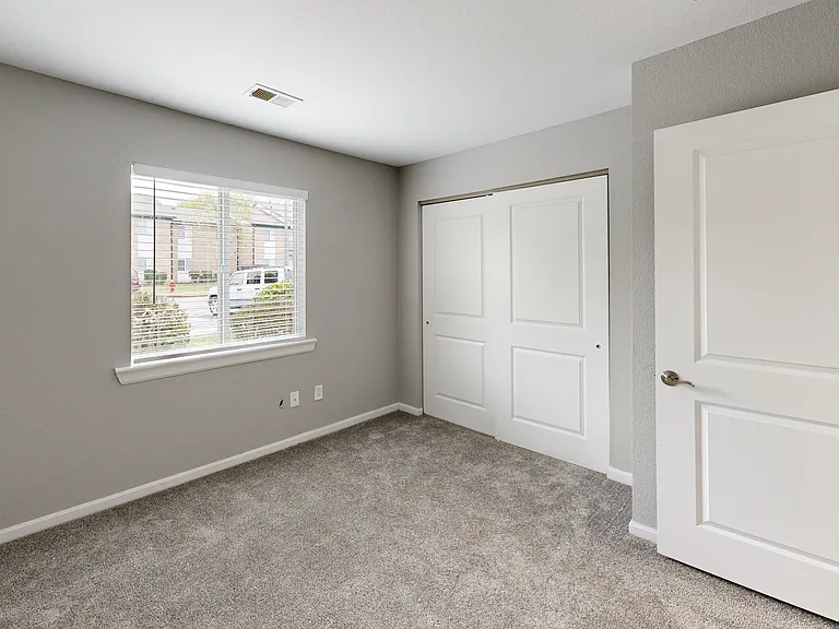 Lyons Gate Apartments — Photo 38