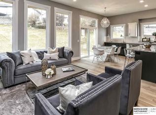 911 Arlene Cir, Papillion, NE 68133