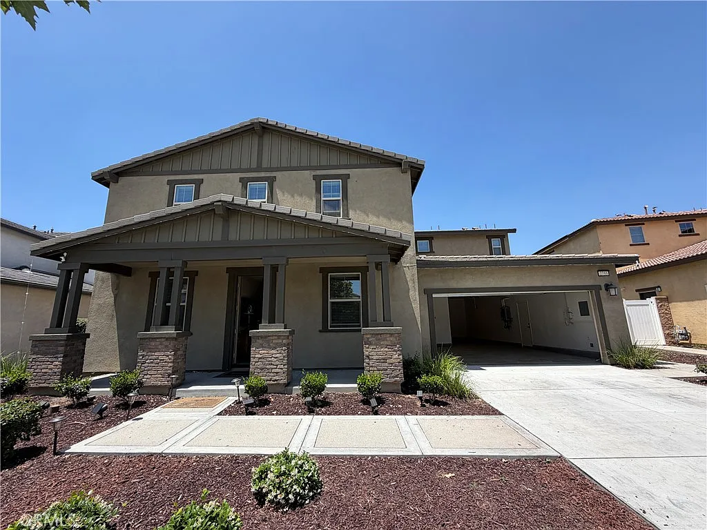 5 bed, 3.5 bath, 3325 sqft, $4,000 — Photo 2